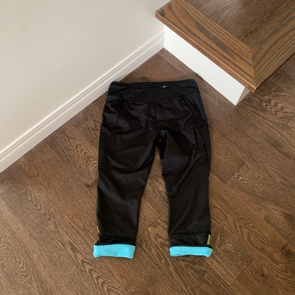 Lucy cropped Leggings size XS black w/ neon turquoise accents - Picture 3 of 6